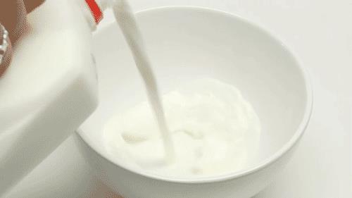 喝牛奶的好处能美白吗（喝牛奶有什么好处能祛斑吗）